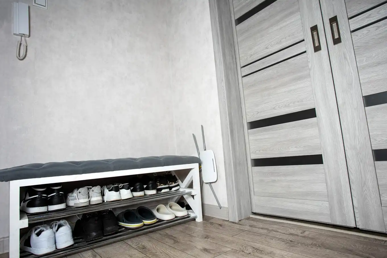 Rodzinny przedpokój bez bałaganu – jak uporządkować buty na co dzień?