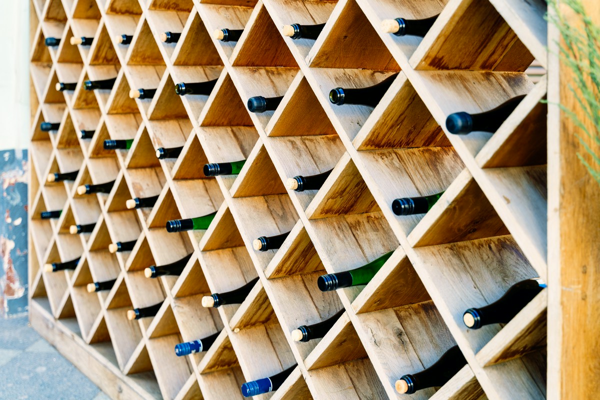 Drewniane regały na wino – praktyczny sposób na przechowywanie butelek w domu